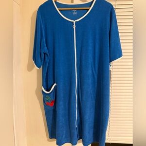 NWT! VINTAGE ZIP UP ROBE WITH CHERRY DETAIL 🍒

COULD DEF BE A BEACH COVERUP TOO!